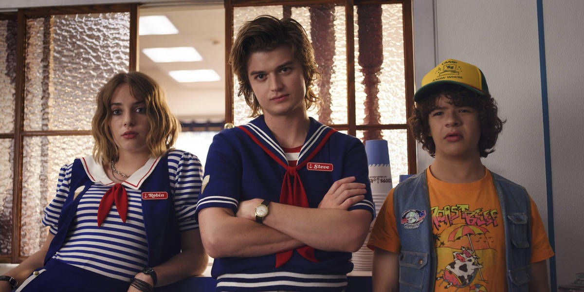 Maya Hawke, Joe Keery, Gaten Matarazzo, Stranger Things 3 (2019) Photo Credit: Netflix / The Hollywood Archive Los Angeles CA PUBLICATIONxINxGERxSUIxAUTxONLY Copyright: xNetflixx 33840039THA