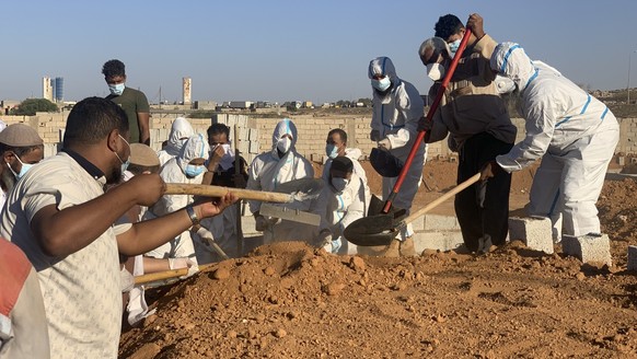 15.09.2023, Libyen, Darna: Helfer begraben Opfer der Sturzflut. Auch Tage nach den schweren Überschwemmungen im Zuge des Sturms «Daniel» in Libyen sprechen internationale Helfer von einer «katastropha ...