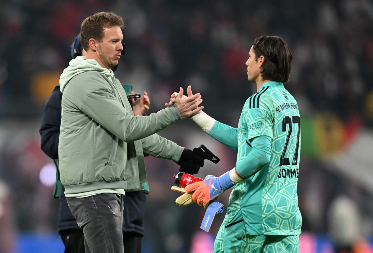 20.01.2023, Sachsen, Leipzig: Fu�ball, Bundesliga, RB Leipzig - FC Bayern M�nchen, 16. Spieltag, Red Bull Arena. M�nchens Trainer Julian Nagelsmann (l) bedankt sich nach dem Spiel bei Torwart Yann Som ...
