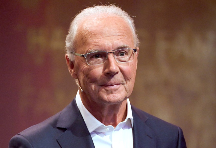 ARCHIV - 01.04.2019, Nordrhein-Westfalen, Dortmund: Franz Beckenbauer, ehemaliger Fußballprofi und ehemaliger Bundestrainer, nimmt an der Gala zur Einweihung der Hall of Fame des deutschen Fußballs im ...