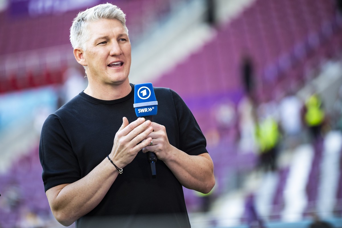 ARCHIV - 23.11.2022, Katar, Ar-Rayyan: Fußball: WM, Deutschland - Japan, Vorrunde, Gruppe E, Spieltag 1, Chalifa International Stadium, TV-Experte Bastian Schweinsteiger steht vor dem Spiel im Stadion ...