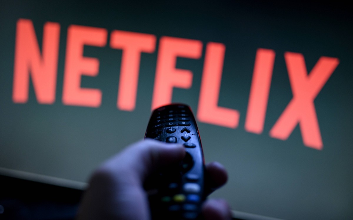 Netflix 25 Jahre Netflix, Das Netflix Logo auf einem Smartphone, Tablet, oder Fernseher, Remscheid Nordrhein-Westfalen Deutschland *** Netflix 25 years Netflix, The Netflix logo on a smartphone, table ...