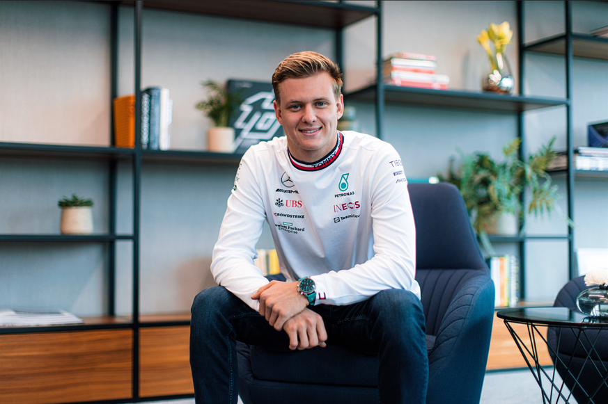 Mick Schumacher hat am Donnerstag einen Vertrag bei Mercedes unterschrieben.