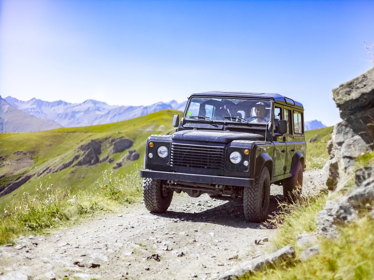 Italy, Piemont, West Alps, Landrover on Strada dei Cannoni model released Symbolfoto PUBLICATIONxINxGERxSUIxAUTxHUNxONLY MMAF00321