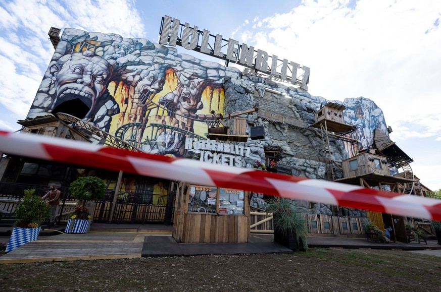 17.09.2023, Bayern, München: Die Achterbahn &quot;Höllenblitz&quot; auf dem Festgelände. Auf dem Münchner Oktoberfest sind bei einem Zusammenstoß zweier Achterbahn-Waggons acht Menschen leicht verletz ...