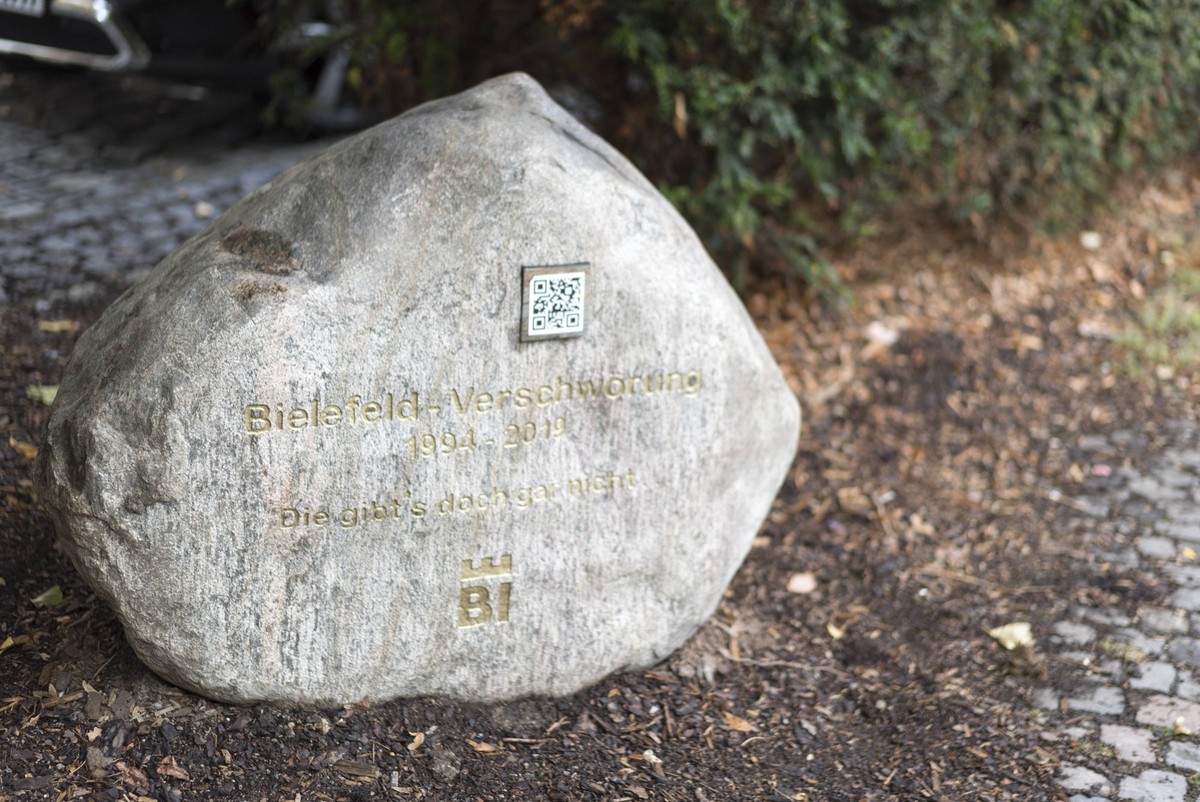 Grabstein der Bielefeld-Verschw�rung Symbolischer Grabstein in der Altstadt Bielefeld soll die Bielefeld-Versch�rung beenden / symbolic grave stone ending the Bielefeld Conspiracy, 23.9.2019