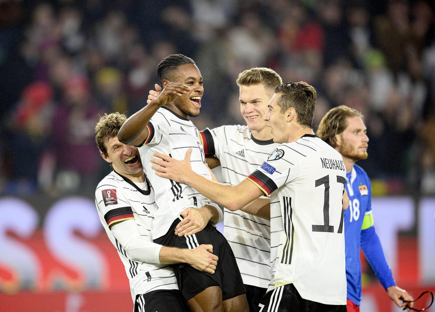 Thomas Müller (v.l.), Ridle Baku, Matthias Ginter und Florian Neuhaus bejubeln einen Treffer der deutschen Nationalmannschaft.