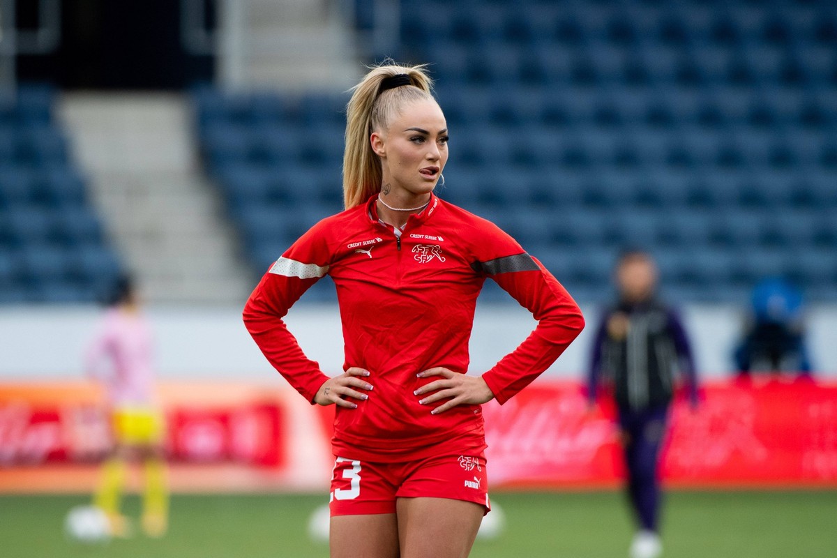 Alisha Lehmann Schweiz, 23 vor dem Spiel, CH, Schweiz vs. China, Fussball Frauen Nationalmannschaft Testspiel, Spielzeit 2022/2023, 06.04.2023 CH, Schweiz vs. China, Fussball Frauen Nationalmannschaft ...