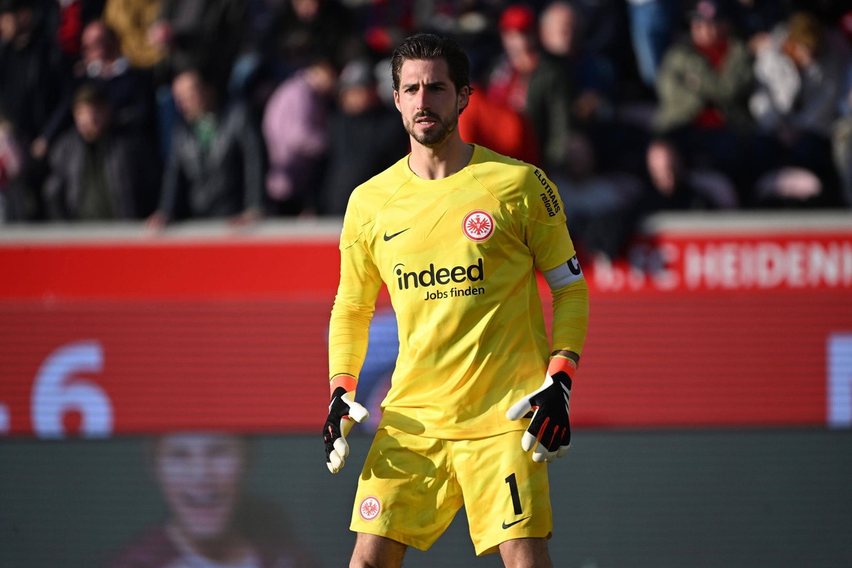 02.03.2024, xjhx, Fussball 1.Bundesliga, 1.FC Heidenheim - Eintracht Frankfurt emspor, v.l. Kevin Trapp Eintracht Frankfurt DFL/DFB REGULATIONS PROHIBIT ANY USE OF PHOTOGRAPHS as IMAGE SEQUENCES and/o ...