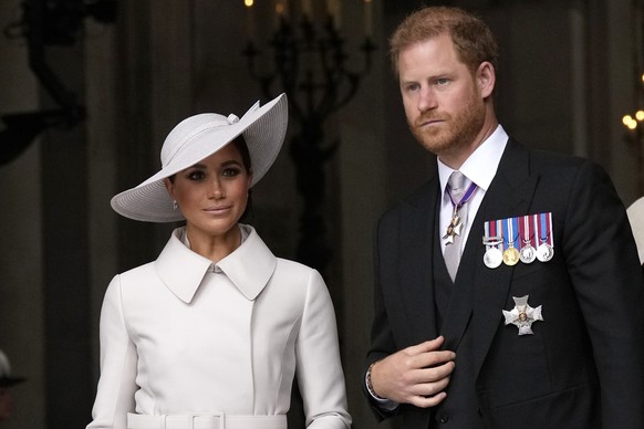 ARCHIVO - El príncipe Harry y Meghan Markle, duque y duquesa de Sussex salen después de la misa de acción de gracias por el reinado de la reina Isabel II en la catedral de San Pablo en Londres, el viernes 3 de junio de 2022. ...