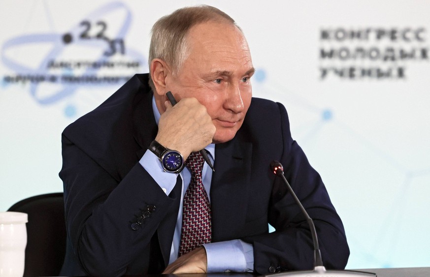 Russia Putin Young Scientists Congress 8329022 01.12.2022 Russian President Vladimir Putin meets with participants of the 2nd Congress of Young Scientists at Sirius Park of Science and Art in Sochi, R ...