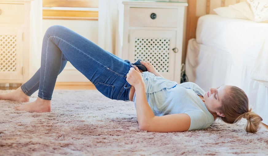 Eingelaufene Jeans sind umso ärgerlicher, wenn es auch noch die Lieblings-Hose ist. Doch ein Trick kann Erste Hilfe leisten und der liebsten Bekleidung wieder zu alter Größe verhelfen.