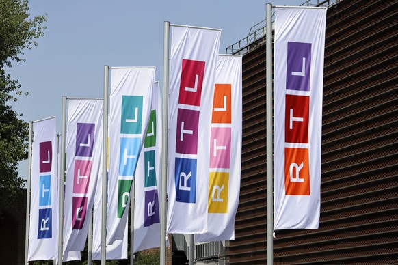 Flaggen der Mediengruppe RTL am Standort des Senders in Köln Deutz am Picassoplatz. Die Mediengruppe RTL heißt inzwischen RTL Deutschland und hat sich 2021 ein neues Corporate Design mit neuem RTL-Log ...