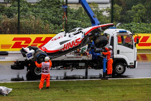 47 SCHUMACHER Mick ger, Haas F1 Team VF-22 Ferrari, action crash, accident, marshall, commissaire de piste, during the Formula 1 Honda Japanese Grand Prix 2022, 18th round of the 2022 FIA Formula One  ...