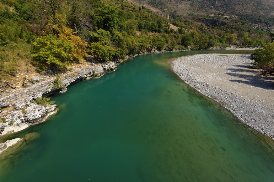 Die Vjosa erstreckt sich von der Quelle in den griechischen Bergen bis zu ihrer Mündung ins Mittelmeer über 272 Kilometer.