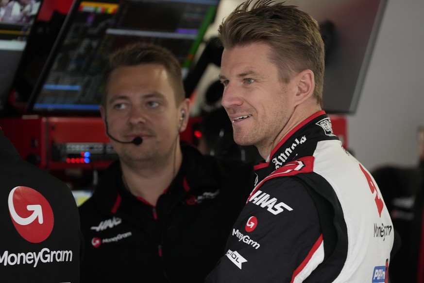 05.04.2024, Japan, Suzuka: Motorsport: Formel-1-Weltmeisterschaft, Großer Preis von Japan, Suzuka Circuit, 2. Freies Training. Der deutsche Haas-Pilot Nico Hülkenberg unterhält sich in der Garage mit  ...