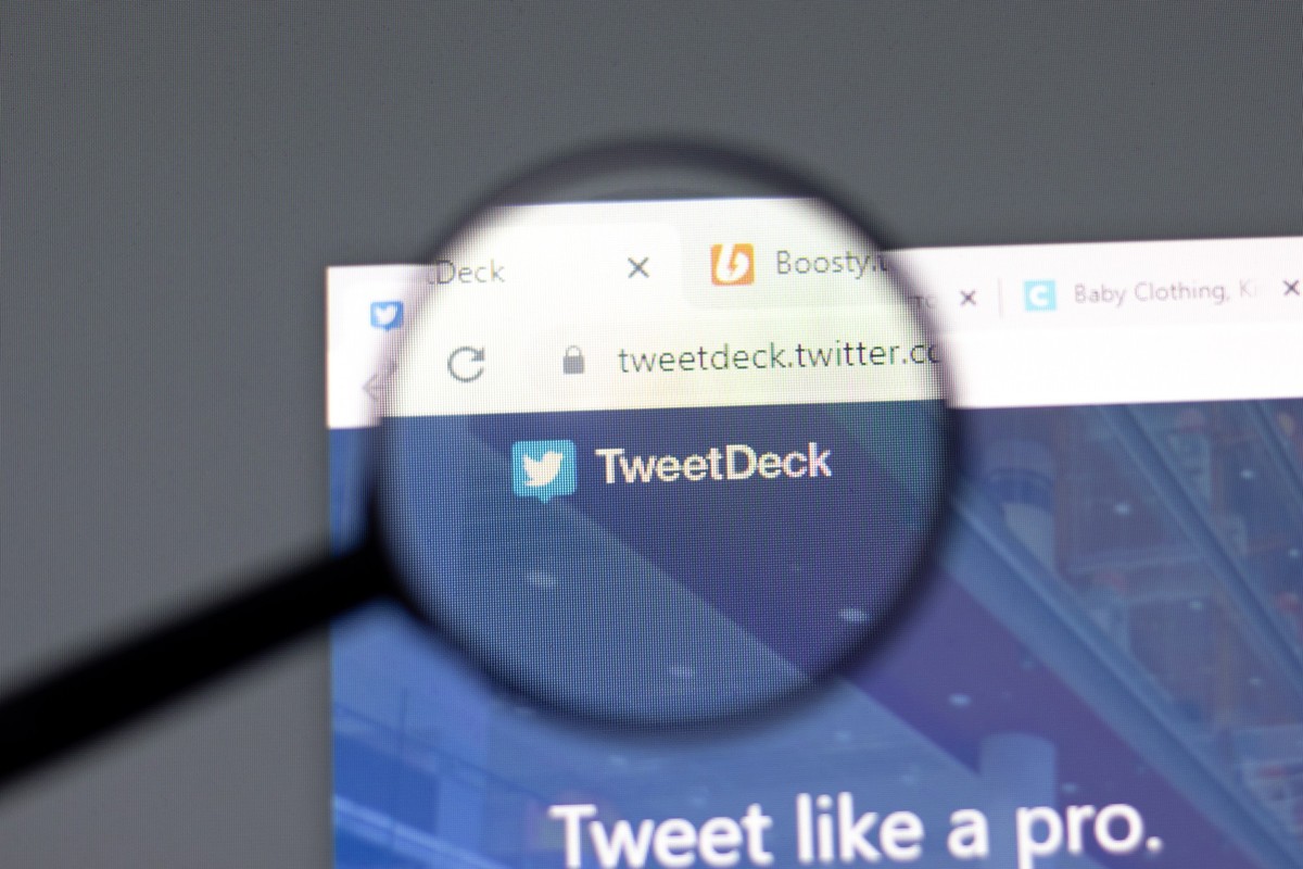 New York, USA - 15 February 2021: TweetDeck website in browser with company logo, Illustrative Editorial xkwx TweetDeck, web, website, site, page, browser, screen, display, logo, icon, symbol, sign, o ...