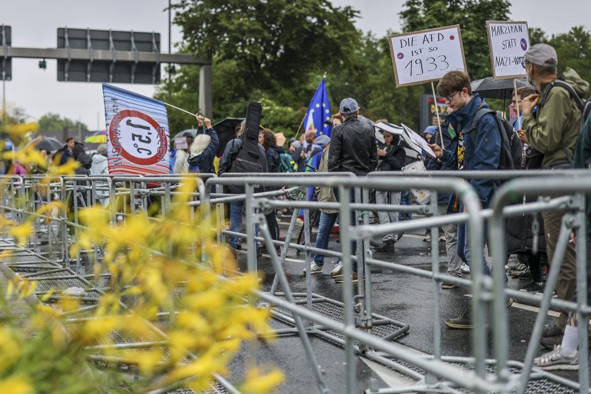 30.06.2024, Nordrhein-Westfalen, Essen: Etwa 150 Demonstranten steht hinter einer Absperrung an der Grugahalle in der der AfD-Bundesparteitag fortgesetzt wird. Debattiert wird am zweiten Tag des Treff ...