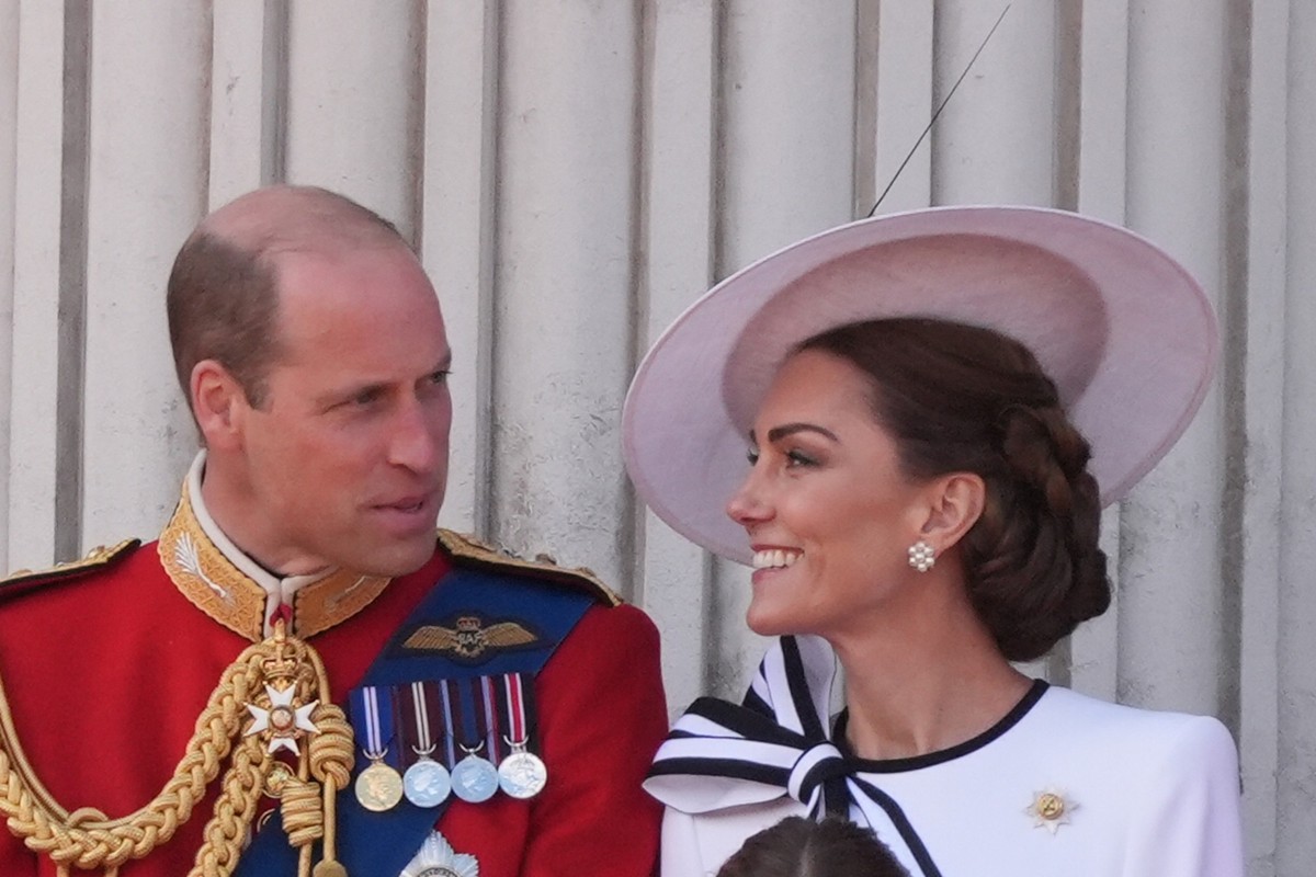 ARCHIV - 15.06.2024, Großbritannien, London: Prinz William, Prince of Wales, und Kate, Princess of Wales, blicken sich an auf dem Balkon des Buckingham Palastes bei der Flugschau im Anschluss an die « ...