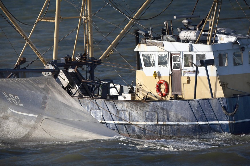 Krabbenkutter auf der Nordsee, Schleppnetz an der Seite, Belgien, Westflandern, Nieuwpoort shrimp boat on the North Sea, trawl on the side, Belgium, West Flanders, Nieuwpoort BLWS665802 *** Shrimp boa ...