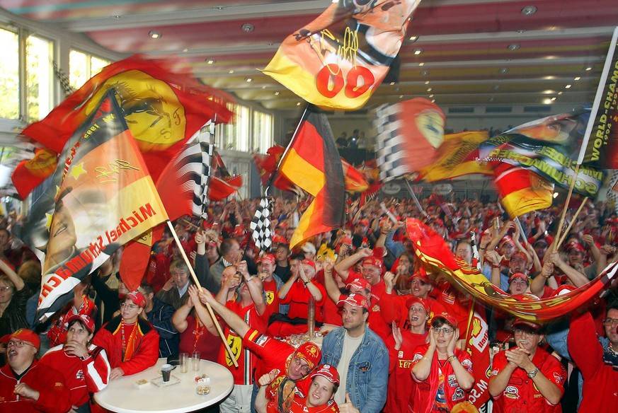 Ganz Deutschland verfällt in eine Schumi-Ekstase, wie hier bei einem&nbsp;Public Viewing in Kerpen.