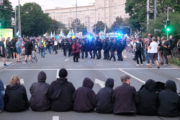 dpatopbilder - 05.09.2022, Sachsen, Leipzig: Linke Aktivisten blockieren eine Demonstration der Rechten Kleinpartei &quot;Freie Sachsen&quot;. Tausende Menschen haben gegen die Energie- und Sozialpoli ...