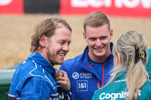 Sebastian Vettel (GER, Aston Martin Aramco Cognizant F1 Team #5) und Mick Schumacher (GER, Haas F1 Team #47), Großer Preis von Großbritannien, Silverstone, Motorsport, Formel 1, Foto: Knab / Eibner