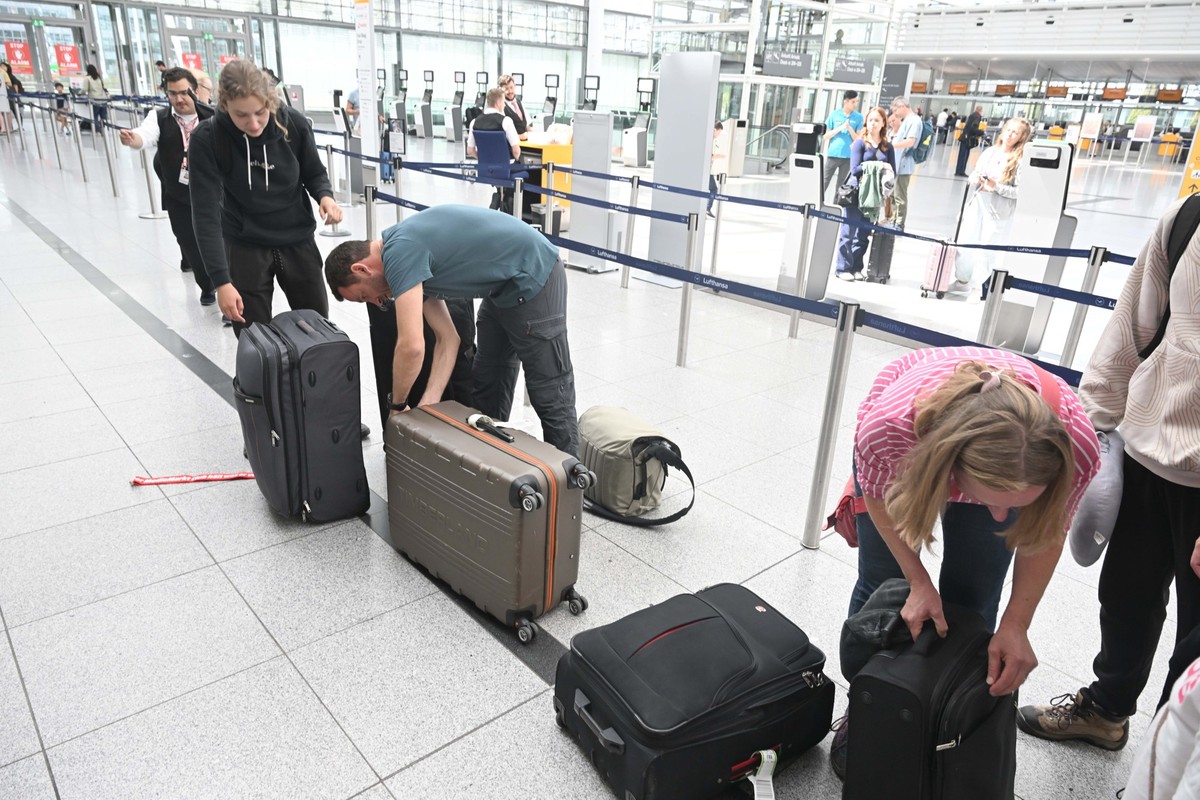 28.07.2023, Bayern, M�nchen: Familie Wolfsfellner gibt am Flughafen M�nchen im Terminal 2 ihr Gep�ck auf, um in Namibia und Botsuana Urlaub zu machen. Sie reisen noch am letzten Schultag vor den Somme ...