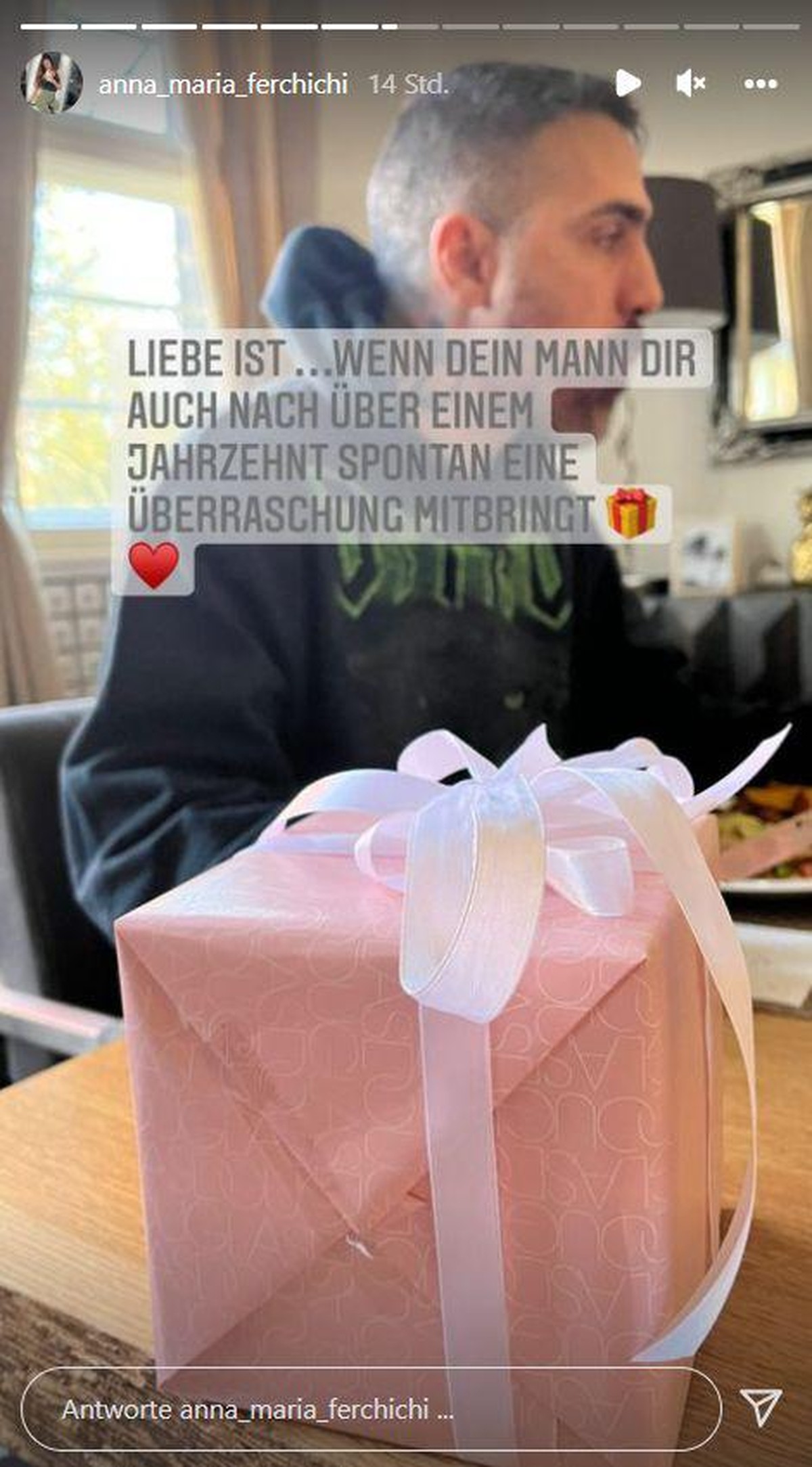 Anna-Maria freut sich über dieses Geschenk.