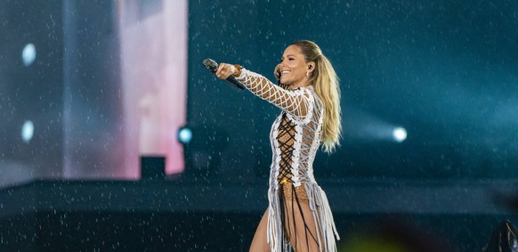 Helene Fischer Konzert in M�nchen Am 20.08.2022 spielt die S�ngerin Helene Fischer mit deutlich �ber 100.000 Besuchern eines der bisher gr��ten Konzerte in Deutschland - Konzert findet im Regen stattH ...