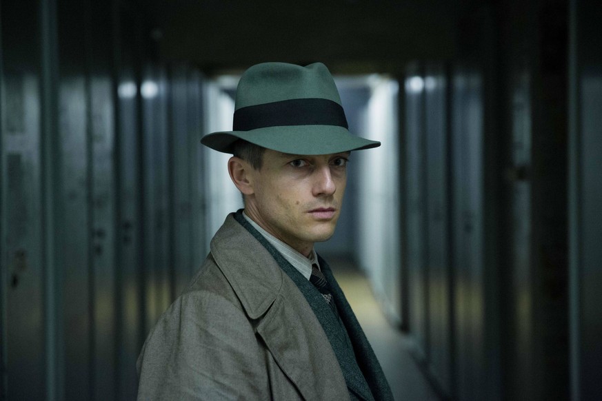 BABYLON BERLIN, Volker Bruch, Season 1, originally aired Oct. 13, 2017/aired in US on Jan. 30, 2018. photo: Netflix/Sky 1 / Courtesy: Everett Collection ACHTUNG AUFNAHMEDATUM GESCH