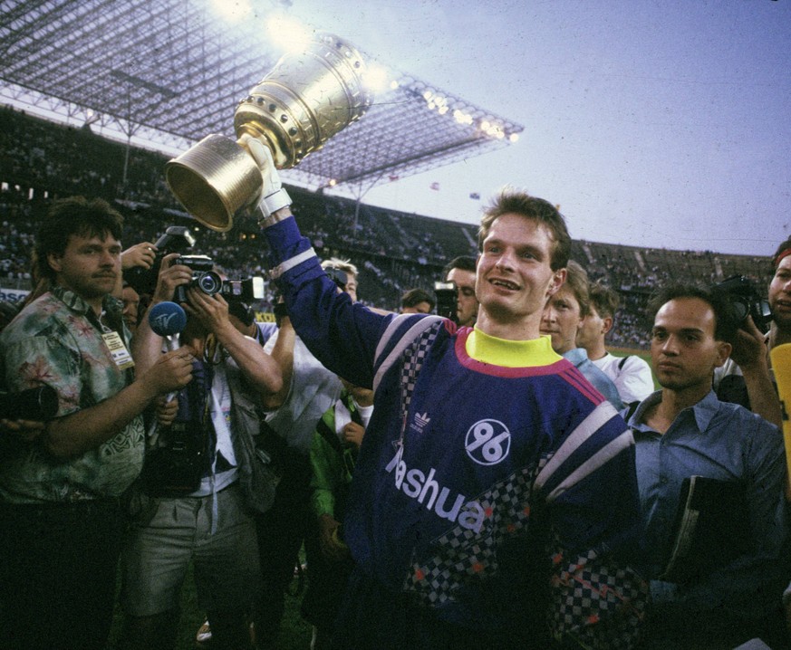 Der Held und der Pokal. Jörg Sievers ist bis heute bei Hannover 96 tätig, trainiert seit 2003 die Torhüter der Niedersachsen.
