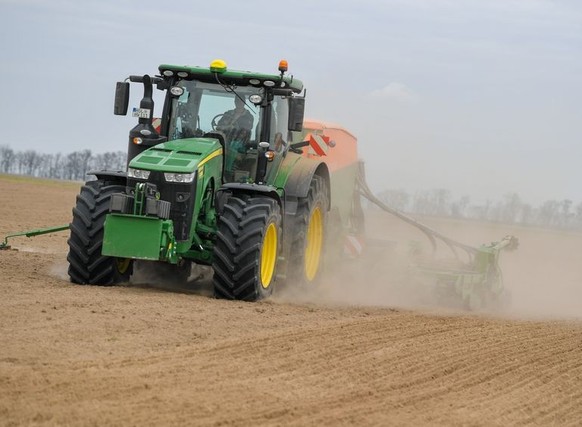 Brandenburg, Seelow: Ein Mann drillt auf einem Feld mit dem Traktor in den trockenen Boden eine Zwischenfrucht zur Bodenverbesserung. Dürren treffen auch Landwirte.