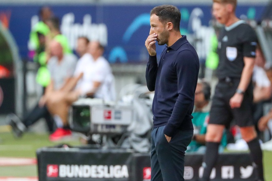 xMHx - Fussball 1. Bundesliga 05. Spieltag Eintracht Frankfurt - RB Leipzig am 03.09.2022 im Deutsche Bank Park in Frankfurt Trainer Domenico Tedesco Leipzig nachdenklich. *** xMHx Football 1 Bundesli ...