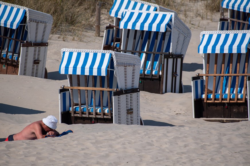 11.05.2023, Mecklenburg-Vorpommern, Zinnowitz: Strandkörbe stehen bei sonnigem Wetter am Strand des Ostseebades Zinnowitz auf der Insel Usedom. Foto: Stefan Sauer/dpa +++ dpa-Bildfunk +++