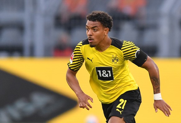 ARCHIV - 14.08.2021, Nordrhein-Westfalen, Dortmund: Fu�ball: Bundesliga, Borussia Dortmund - Eintracht Frankfurt, 1. Spieltag im Signal Iduna Park. Dortmunds Donyell Malen spielt den Ball. (zu dpa �Fu ...