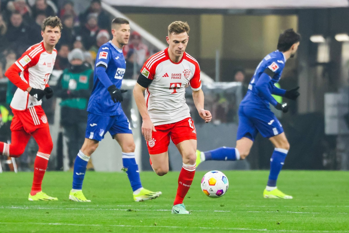 Joshua Kimmich FC Bayern Muenchen, 06 mit Ball, FC Bayern Muenchen vs. TSG Hoffenheim, Fussball, Bundesliga, 17. Spieltag, Saison 2023/24, 12.01.2024, DFL REGULATIONS PROHIBIT ANY USE OF PHOTOGRAPHS A ...