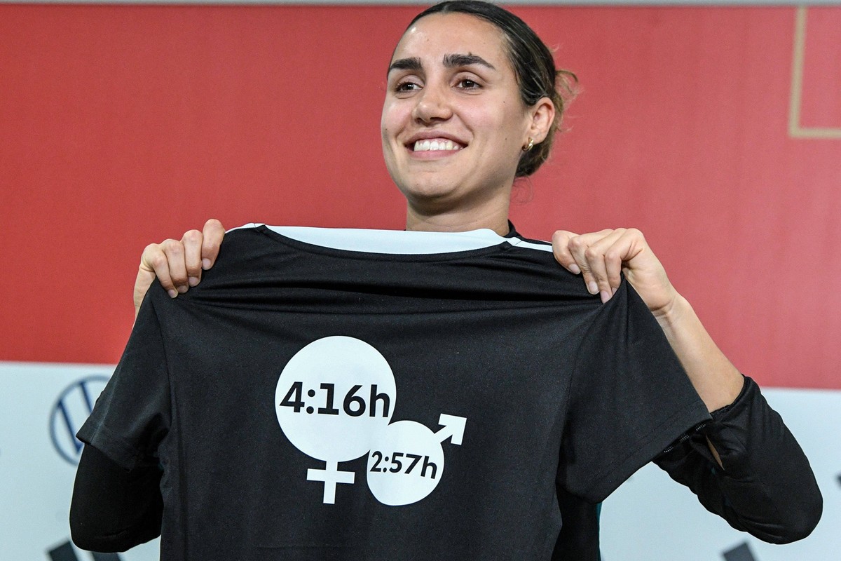 Bibiane Schulze Solano DFB Frauen bei der Pressekonferenz, stellt das neue Aufw�rmtrikot der Frauen Nationalmannschaft vor. Die Aufschrift besagt, Frauen arbeiten t�glich 4:16 Stunden im Haushalt, M�n ...