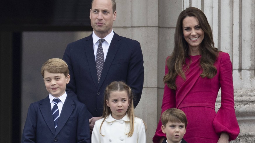 . 05/06/2022. London, United Kingdom. Prince William and Kate Middleton with their children Prince George, Princess Charlotte and Prince Louis at the end of the Pageant on the final day of the Platinu ...