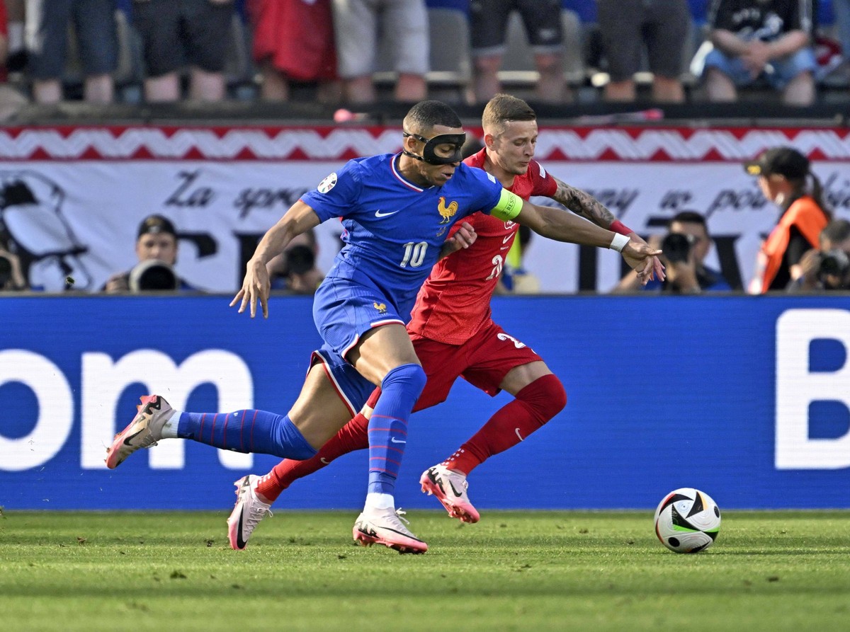 25.06.2024, Fussball UEFA EURO, EM, Europameisterschaft,Fussball 2024, Vorrunde, 3.Spieltag, Frankreich - Polen, im BVB-Stadion in Dortmund, Kylian Mbappe Frankreich setzt sich durch, *** 25 06 2024,  ...