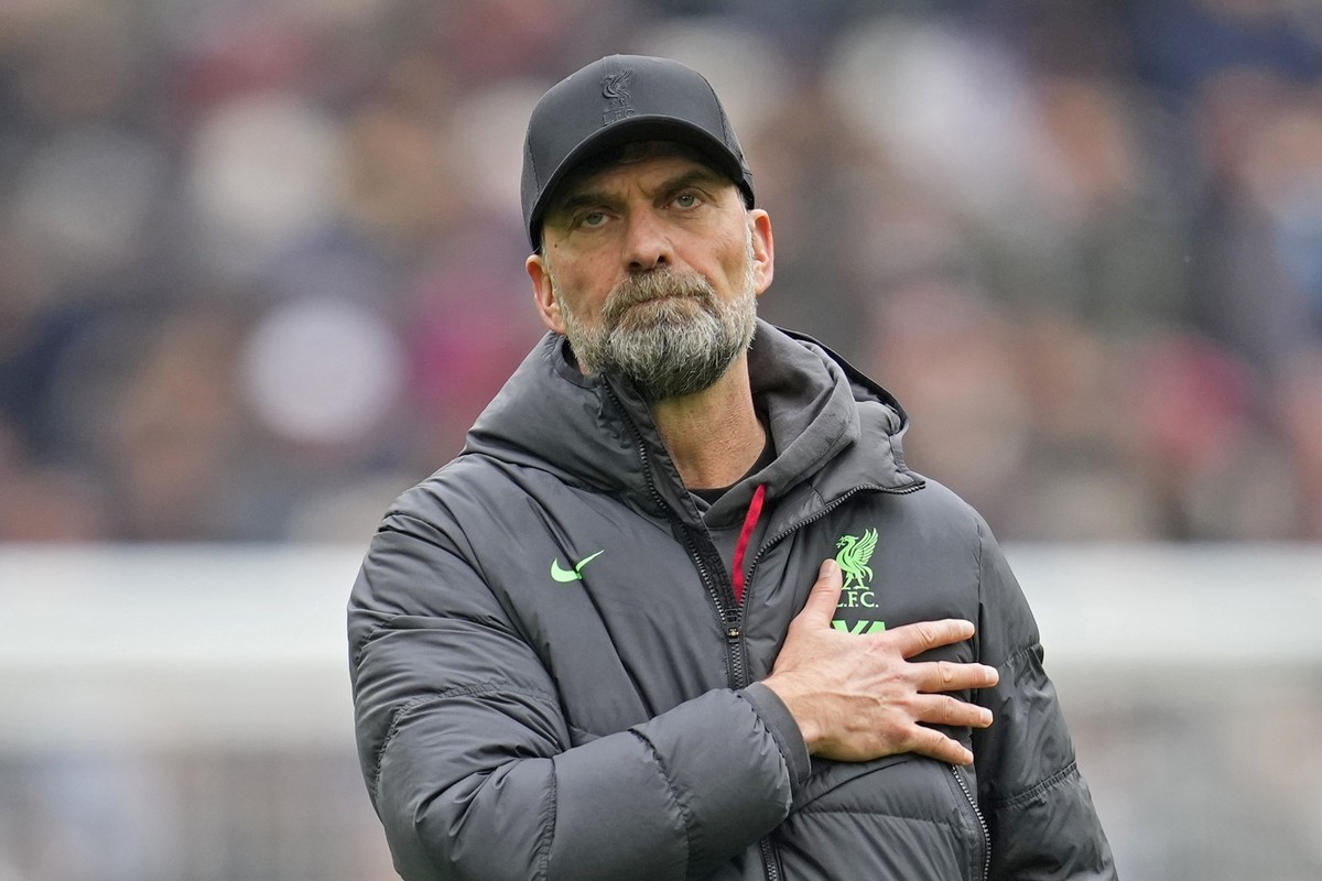 ARCHIV - 27.04.2024, Großbritannien, London: Fußball: Premier League, England, West Ham United - FC Liverpool, 35. Spieltag. Jürgen Klopp, Trainer des FC Liverpool, gestikuliert nach dem Ende des Spie ...