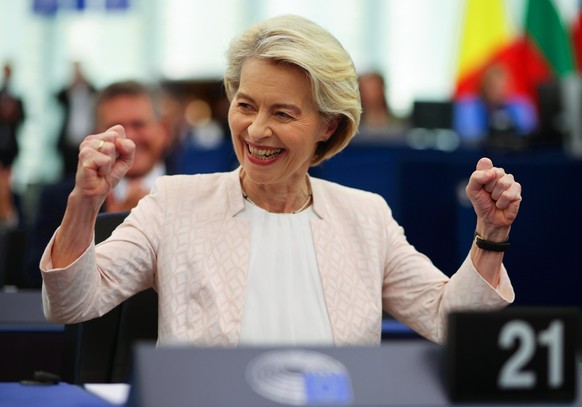 dpatopbilder - 18.07.2024, Frankreich, Stra�burg: Ursula von der Leyen (CDU), amtierende Pr�sidentin der Europ�ischen Kommission, reagiert nach der Ausz�hlung der Stimmen im Plenarsaal des Europ�ische ...