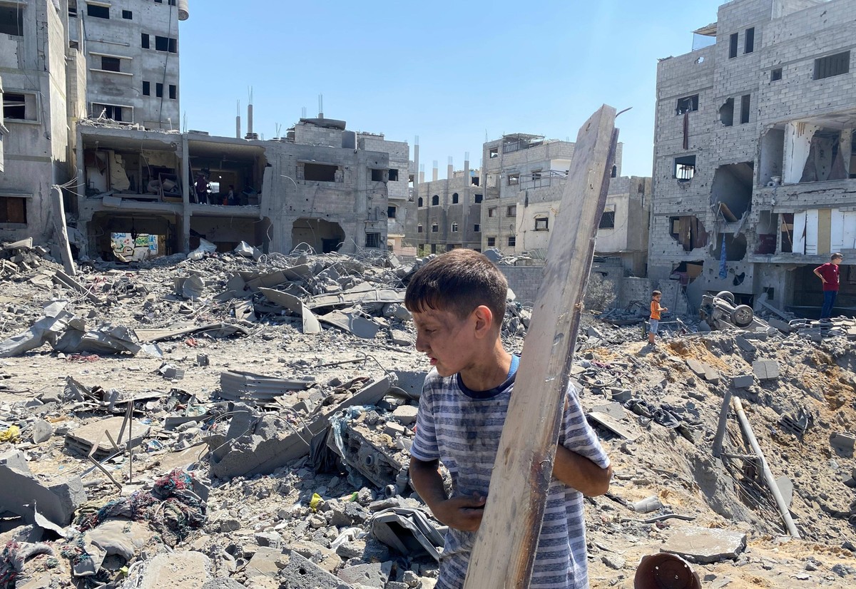 Palestinian people inspect the damage of a Buildings after Israeli airstrikes in Al-Sabra neighborhood, Palestinian people inspect the damage of a Buildings after Israeli airstrikes in Al-Sabra neighb ...