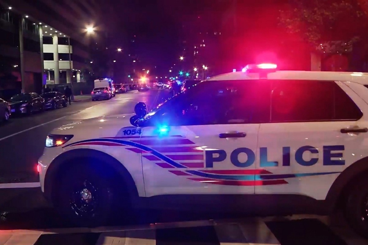21.05.2025, USA, Washington: In diesem Bild aus einem von WJLA zur Verfügung gestellten Video arbeiten die Strafverfolgungsbehörden am Tatort, nachdem zwei Mitarbeiter der israelischen Botschaft in Wa ...