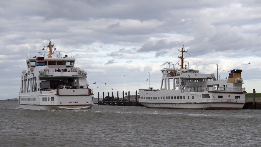 02.11.2023, Niedersachsen, Norden: Die Frisia-F�hre f�hrt Richtung Norderney aus dem Hafen in Norddeich. Der Deutsche Wetterdienst hat eine Sturmwarnung f�r Teile der Nordseek�ste herausgegeben. Bei d ...