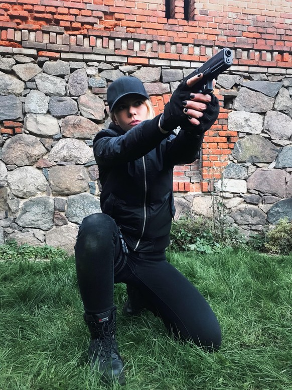 Bei der Sicherheitsinstitution werden Schauspielerinnen und Schauspieler für den Umgang mit unter Anderem Waffen-Attrappen sensibilisiert.