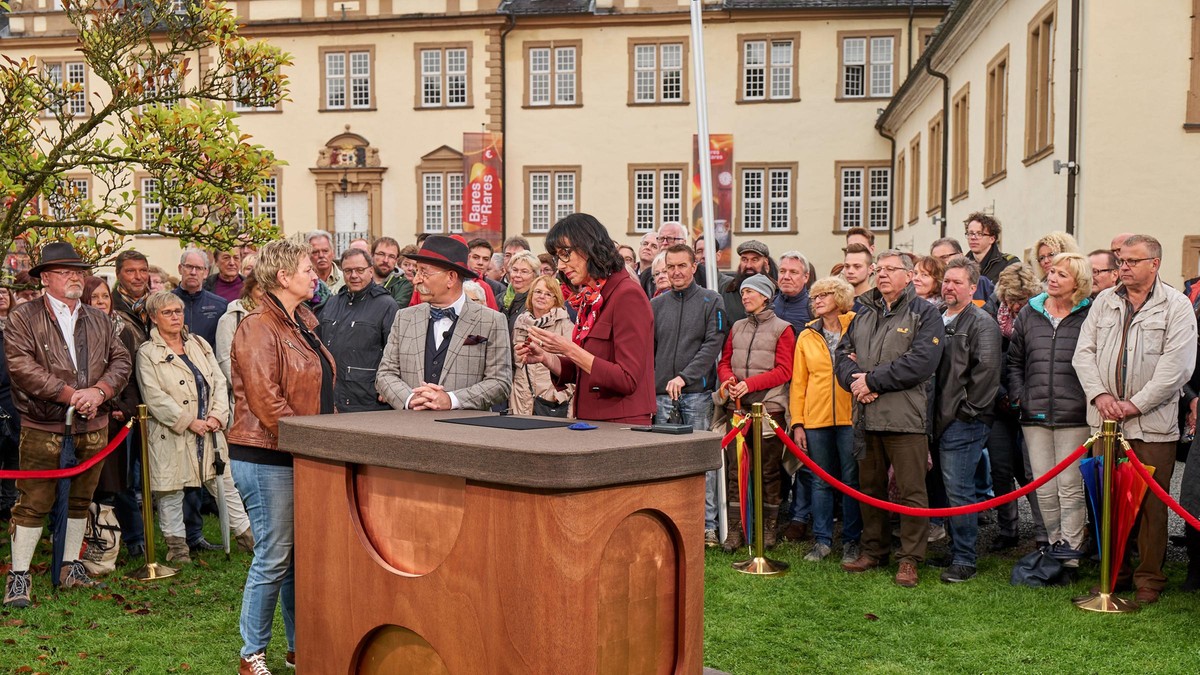 Horst Lichter vor Schloss Drachenburg.