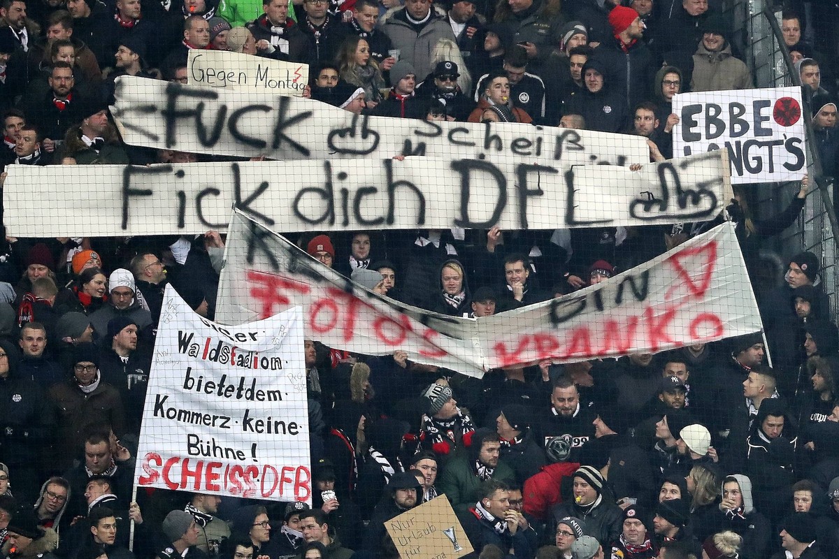 xuhx, Frankfurt, Commerzbank Arena, 19.02.18, 1.Bundesliga - 23.Spieltag: Eintracht Frankfurt - RB Leipzig Bild: Fankurve, Fans, Fanblock Frankfurt protestiert gegen Montagsspiele. Frankfurt *** xuhx  ...