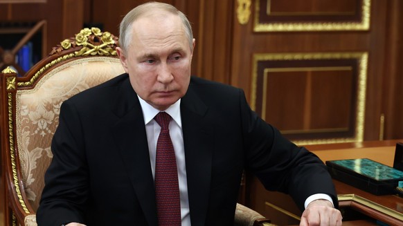 23.05.2023, Russland, Moskau: Dieses von der staatlichen russischen Nachrichtenagentur Sputnik via AP veröffentlichte Foto zeigt Wladimir Putin, Präsident von Russland, als er dem Vorsitzenden des Ver ...