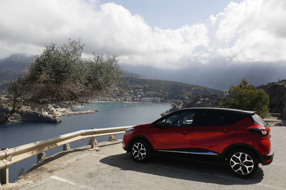 Port de Soller, Mallorca, Spanien, 07.03. 2019 Ein Renault Captur steht auf dem Parkplatz am Leuchtturm Far del Cap Gros mit der grandiosen Aussicht auf die Hafenbucht von Port de Soller auf Mallorca ...